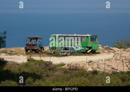 Alte Busse und Autos geworfen in der herrlichen Bergwelt auf einer griechischen Insel Stockfoto