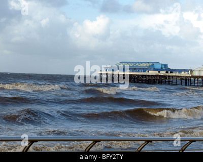 Stürmische See nahe der zentralen Pier in Blackpool im November. Stockfoto