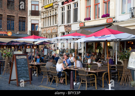 Restaurant in Vrijdag Markt - Marktplatz, Gent, Belgien Stockfoto