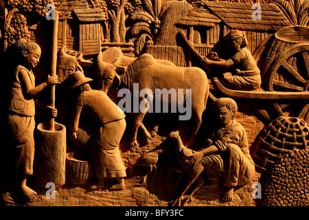 Stone Carving vieler Menschen, die Arbeit mit Tieren, Pattaya, Thailand Stockfoto