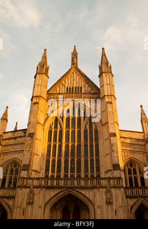 Blick auf den Westen Front der Winchester Cathedral in Hampshire England UK zeigt die großen Glasfenster Stockfoto