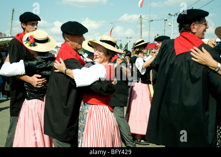 Gesetzter Volkstänzer in Gascon Trad Kostüm unterhalten die Besucher zur Gascogne Expo Messe in Auch Stockfoto