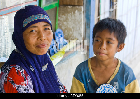 Muslimische Mutter und Sohn in Sengiggi auf der Insel Lombok in Indonesien Stockfoto