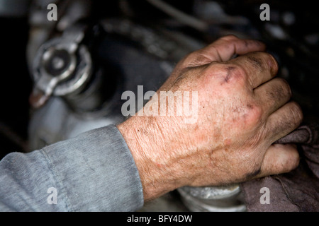 Mechaniker Hand arbeitet an einem Dieselmotor Stockfoto
