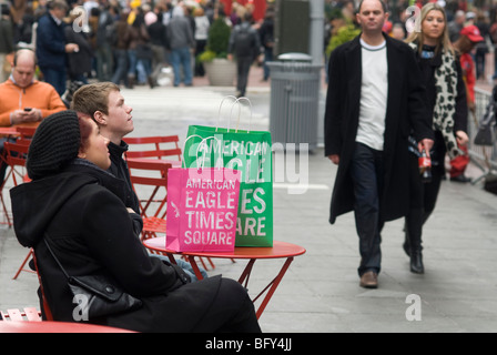 American Eagle Outfitters öffnet das Flaggschiff Ladengeschäft im Herzen des Times Square in New York Stockfoto