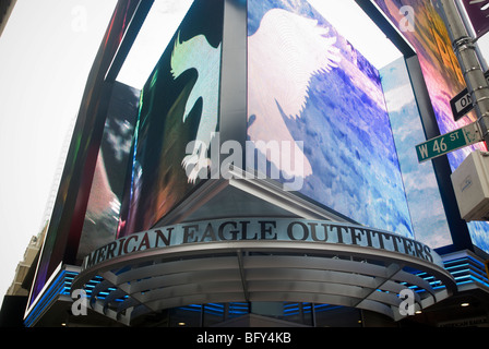 American Eagle Outfitters öffnet das Flaggschiff Ladengeschäft im Herzen des Times Square in New York Stockfoto