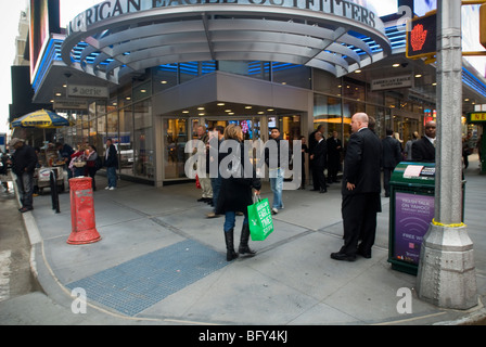 American Eagle Outfitters öffnet das Flaggschiff Ladengeschäft im Herzen des Times Square in New York Stockfoto