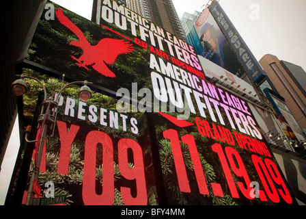 American Eagle Outfitters öffnet das Flaggschiff Ladengeschäft im Herzen des Times Square in New York Stockfoto