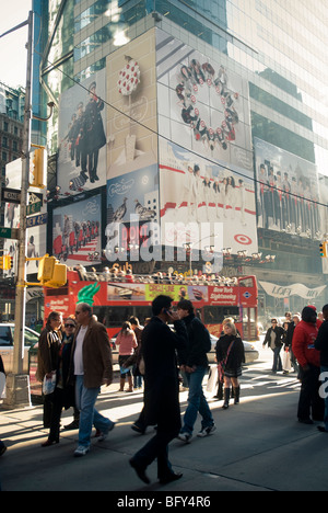 Weihnachten Werbung für das Ziel-Kaufhaus ist am Times Square in New York gesehen.  (© Richard B. Levine) Stockfoto