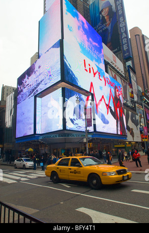 American Eagle Outfitters öffnet das Flaggschiff Ladengeschäft im Herzen des Times Square in New York Stockfoto