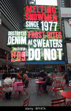 American Eagle Outfitters öffnet das Flaggschiff Ladengeschäft im Herzen des Times Square in New York Stockfoto