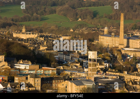 Der Blick in Richtung Shipley und Saltaire, einschließlich Salts Mill, Bradford, West Yorkshire, Großbritannien Stockfoto