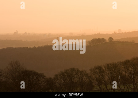 Dawn Nebel deckt die Aussicht vom Baildon Moor, in Bradford, West Yorkshire, mit Blick auf die Gebäude der Leeds City Centre Stockfoto