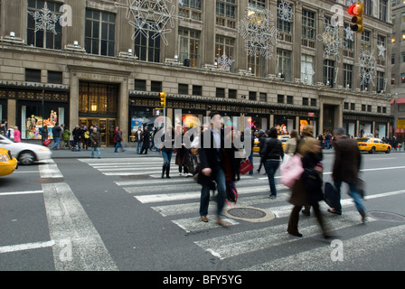 Saks Fifth Avenue in New York auf Mittwoch, 25. November 2009. (© Richard B. Levine) Stockfoto