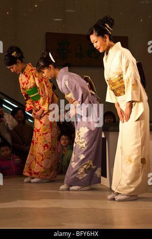 Japanerinnen im Kimono Verbeugung zeigen bei Nishijin Textiles Stockfoto