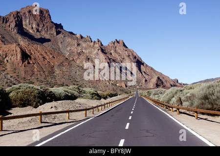 DIE STRAßE DURCH DIE AUSLÄUFER DES TEIDE IM TEIDE-NATIONALPARK AUF DER KANARISCHEN INSEL TENERIFFA. Stockfoto