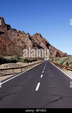 DIE STRAßE DURCH DIE AUSLÄUFER DES TEIDE IM TEIDE-NATIONALPARK AUF DER KANARISCHEN INSEL TENERIFFA. Stockfoto