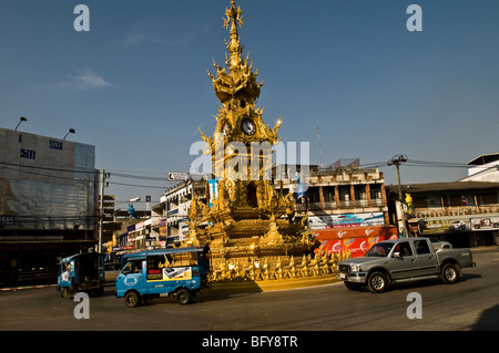 Der goldene Uhrturm in Chiang Rai, Thailand. Stockfoto