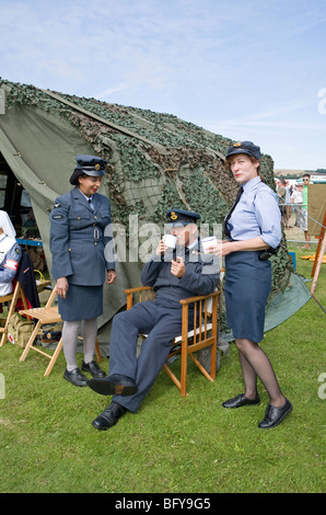 Pilot wird Teemitglieder von WAAF serviert. Battle of Britain Re-enactment, RAFA Airshow, Shoreham Airport, Sussex, England Stockfoto