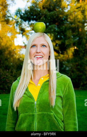 Frau ausgleichende Apfel auf den Kopf Stockfoto