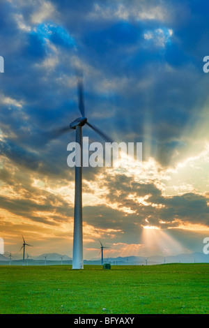 Wolkengebilde, Sonnenstrahlen und Windkraftanlagen, vertikal, Crowsnest Pass, Alberta, Kanada Stockfoto