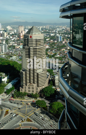 Öffentliche Bank, Büros, Office Tower Block oder Skyscraper & Petronas Towers KLCC oder Kuala Lumpur City Centre, Malaysia Stockfoto
