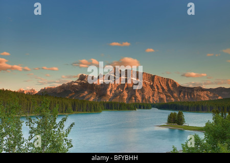 Zwei Jack Lake und Mt. Rundle bei Sonnenuntergang, Banff Nationalpark, Alberta, Kanada Stockfoto