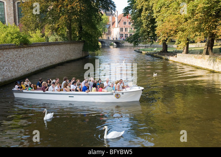 Touristenboot auf Kanal außerhalb Begijnhof, Brügge; Belgien; Europa Stockfoto