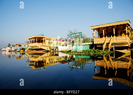 Schwimmende Hausboote in Dal Lake in Srinagar, Kaschmir, Indien. Stockfoto