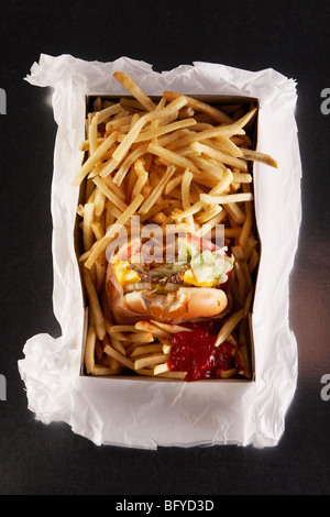 Fast Food in herausnehmen Box auf Papiertüte Stockfoto