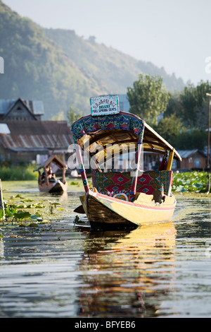 Taxi-Boot (Shikara) nimmt seine Passagiere um Dal-See in Srinagar, Kaschmir, Indien. Stockfoto