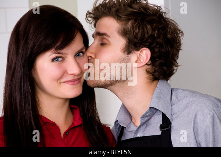 Mann, die Frau auf Wange küssen Stockfoto