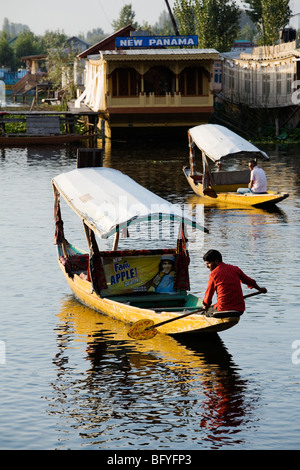 Boot-Taxis (Shikaras) nehmen ihre Passagiere zu den traditionellen Hausboote auf Dal-See in Srinagar, Kaschmir, Indien. Stockfoto