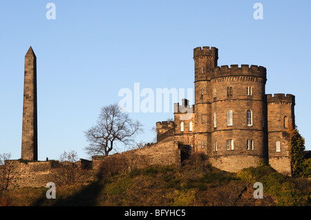 Der Gouverneur und Hamilton Obelisk auf dem Calton Hill, Edinburgh Stockfoto