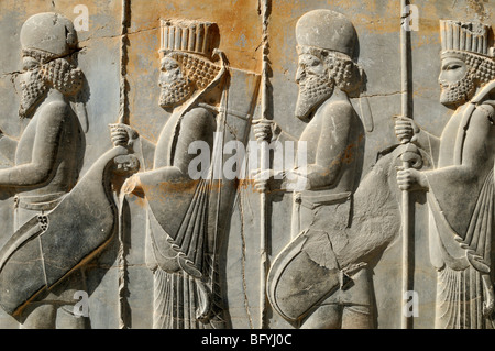 Basrelief der persischen und Median Soldaten an die Achämeniden archäologische Stätte von Persepolis, UNESCO-Weltkulturerbe, Pers. Stockfoto