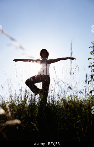 Frau Durchführung Yoga Stockfoto