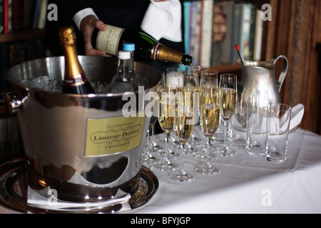 Die Kellner servieren Champagner auf einer Party in Cliveden House. Stockfoto