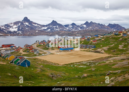 Blick auf Ammassalik Tasiilaq mit Fußball Tonhöhe, wichtigste Stadt von Ostgrönland, Ost-Grönland, Dänemark Stockfoto