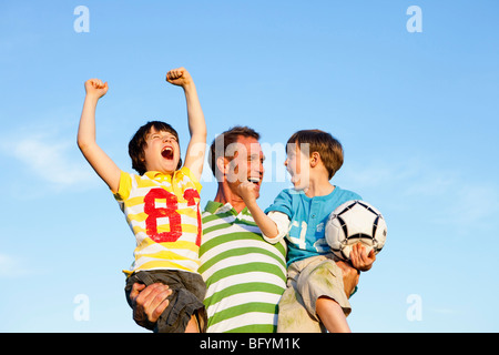 Vater und Söhne stolzen Gewinner Stockfoto