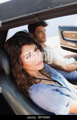 paar im Auto sitzen Stockfoto