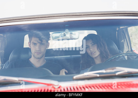 paar im Auto sitzen Stockfoto