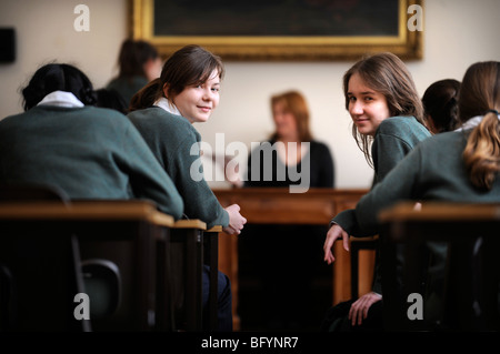 Zwei Mädchen aus Cheltenham Ladies' College Gloucestershire UK Stockfoto