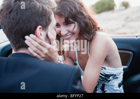 paar im Auto Vordersitz lachen Stockfoto