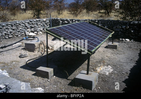 Solarbetriebene Pumpe Bohrloch in der namibischen Wüste Stockfoto