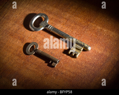 Zwei obsoletes Schlüssel über einen Holztisch. Stockfoto