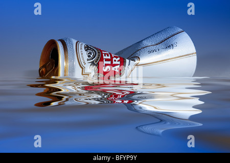 Leer kann der Lager auf dem Wasser schwimmt Stockfoto