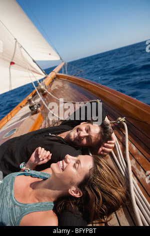 paar, umarmen einander auf einem Boot Stockfoto