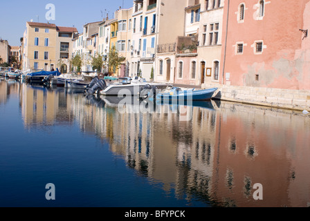 provenzalische Häuser und Angeln Boote mit Reflexionen im Kanal an "die Vögel Looking Glass" Martigues Frankreich Stockfoto