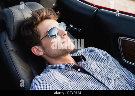 Mann liegen vorne Sitz des Auto Stockfoto
