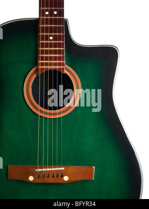 Eine grüne Akustikgitarre auf weißem Hintergrund. Stockfoto